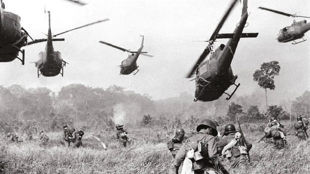 Vietnam, marzo 1965: alcuni elicotteri americani coprono l'avanzata della fanteria sudvietnamita in un attacco a un campo di Viet Cong vicino al confine con la Cambogia