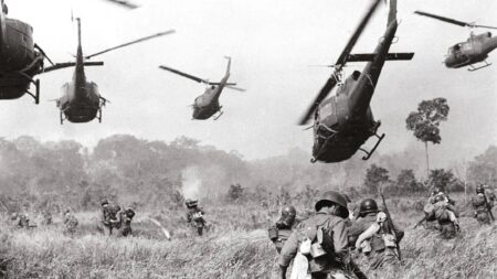 Vietnam, marzo 1965: alcuni elicotteri americani coprono l'avanzata della fanteria sudvietnamita in un attacco a un campo di Viet Cong vicino al confine con la Cambogia