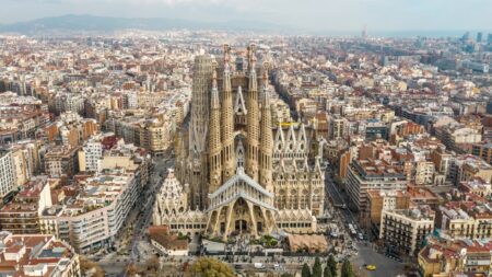 Una ripresa dall'alto della Sagrada Família di Barcellona