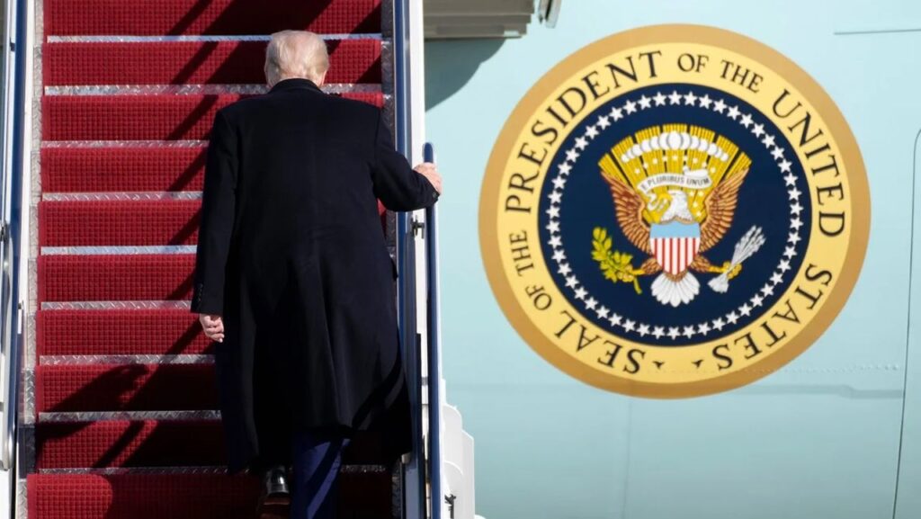 Donald Trump sale sull'Air Force One