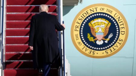 Donald Trump sale sull'Air Force One