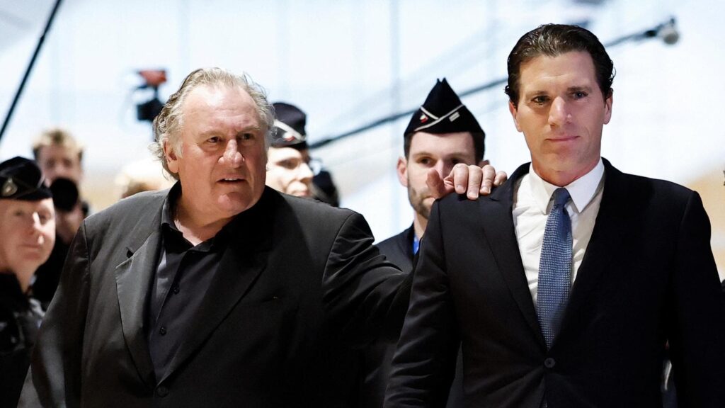 Gérard Depardieu scortato in tribunale
