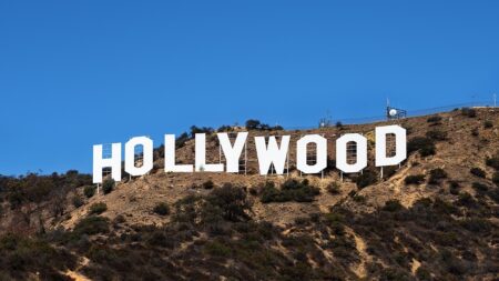 L'Hollywood Sign che sovrasta l'omonimo quartiere di Los Angeles