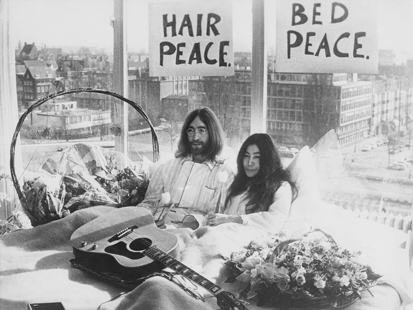 John Lennon e Yoko Ono a letto