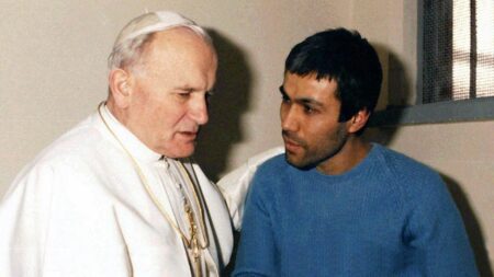 Papa Giovanni Paolo II fa visita ad Ali Ağca nel carcere di Rebibbia, il 27 dicembre 1983
