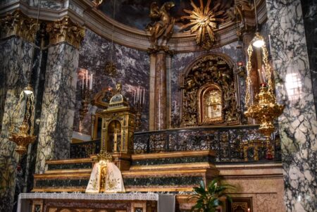 L'interno del Santuario della Beata Vergine di San Luca