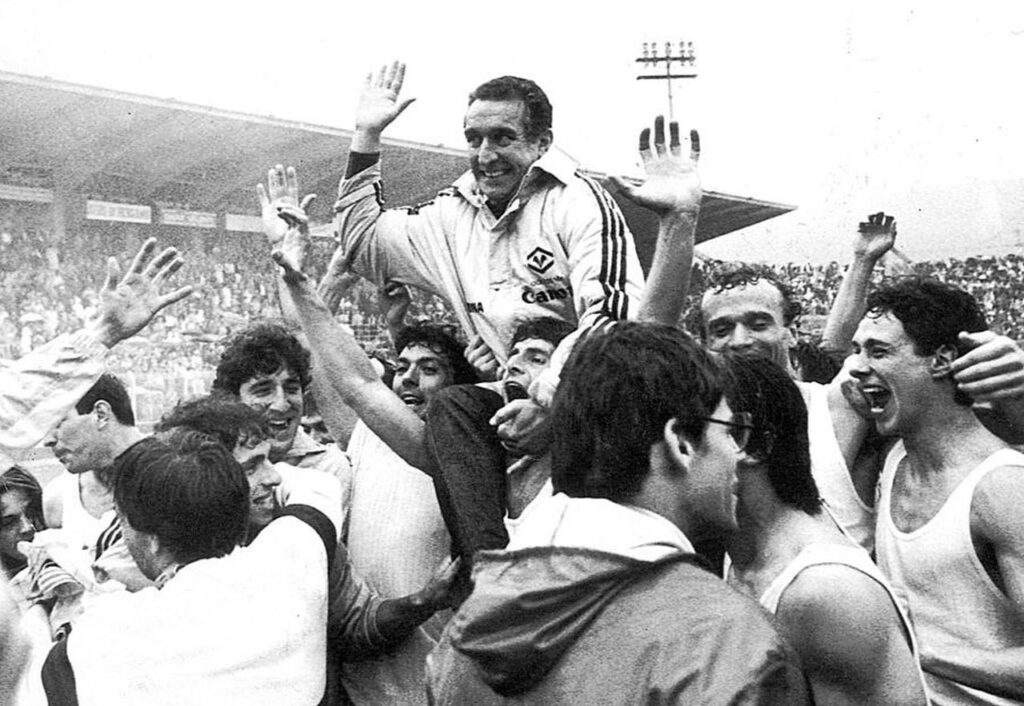 Osvaldo Bagnoli portato in trionfo