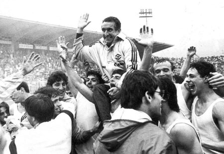 Osvaldo Bagnoli portato in trionfo