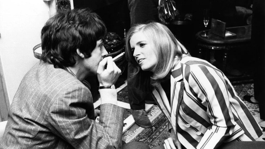 Paul McCartney e Linda Eastman a casa di Brian Epstein il 17 maggio 1967, 2 giorni dopo essersi conosciuti