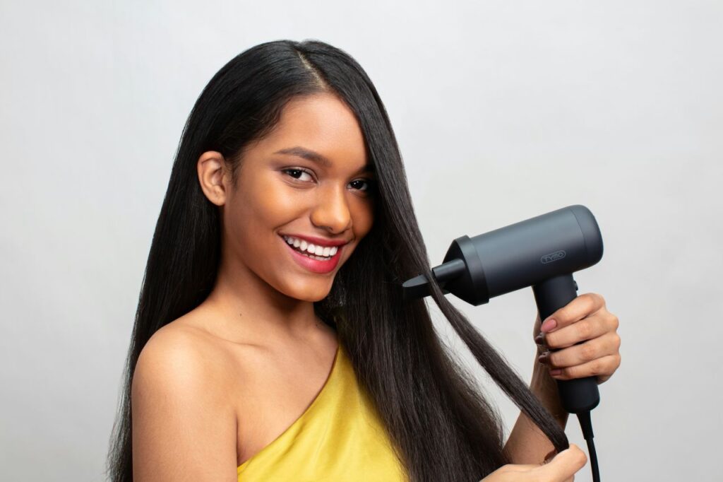 Ragazza che liscia i capelli