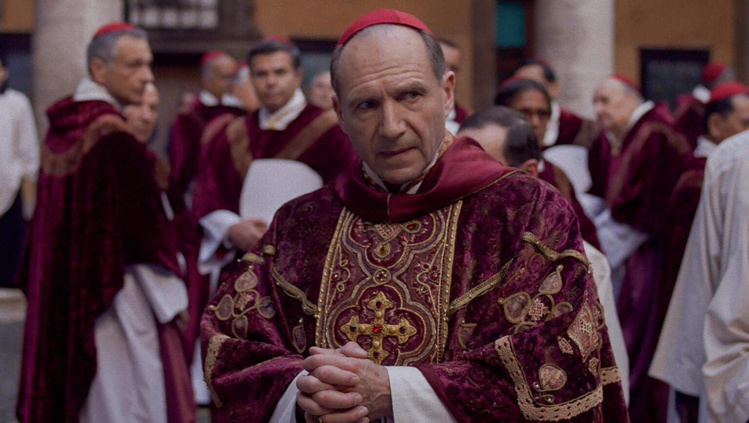 Ralph Fiennes nei panni del cardinale Lawrence nel film Conclave