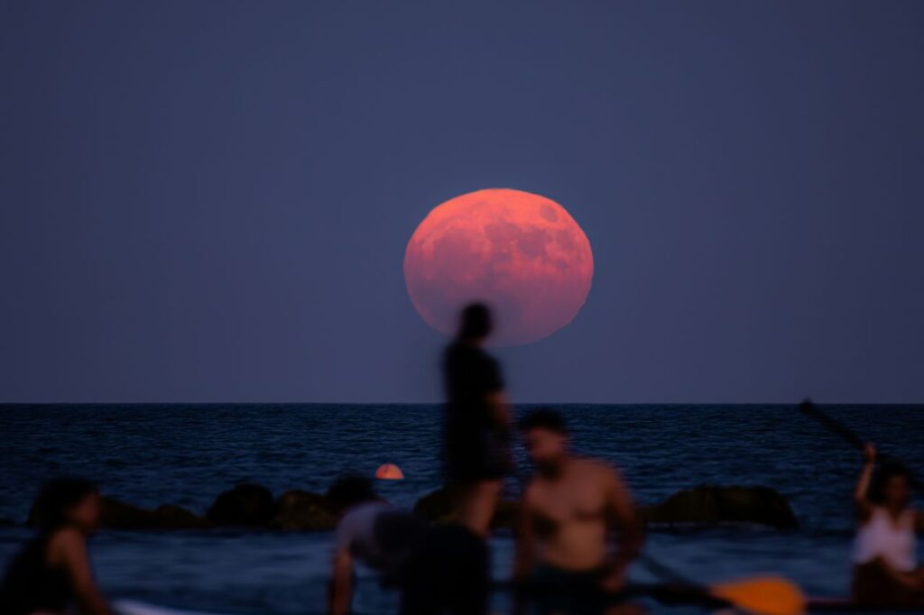 Una bellissima Luna sul mare