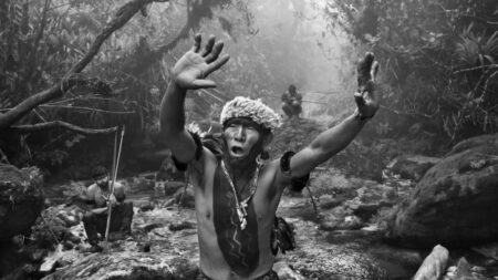 Una foto in Amazzonia di Sebastião Salgado