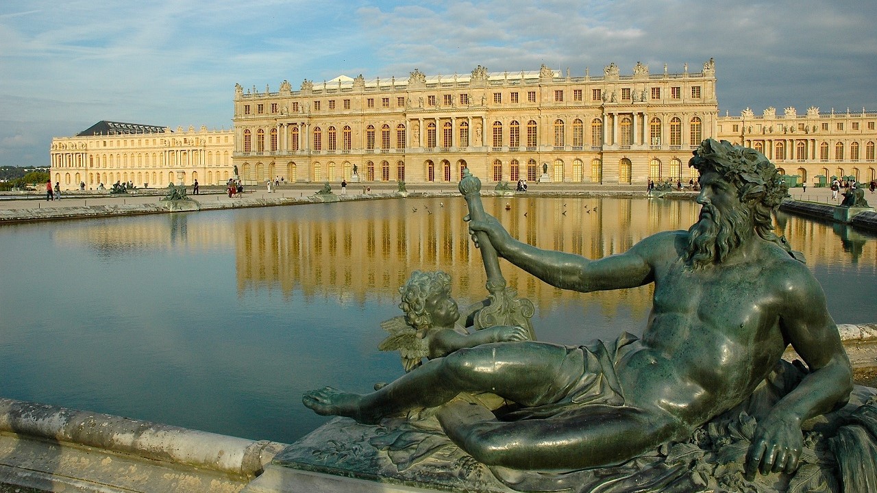 Il Palazzo di Versailles e la statua del Rodano di Tuby visti dal giardino