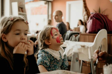 bambini in un ristorante