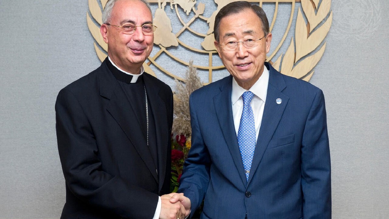 Mamberti nel 2011 con l'allora Segretario Generale delle Nazioni Unite Ban Ki-moon