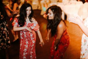 due donne che ballano