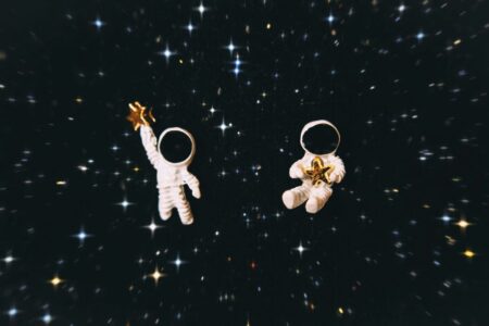 due piccoli pupazzi a forma di astronauti