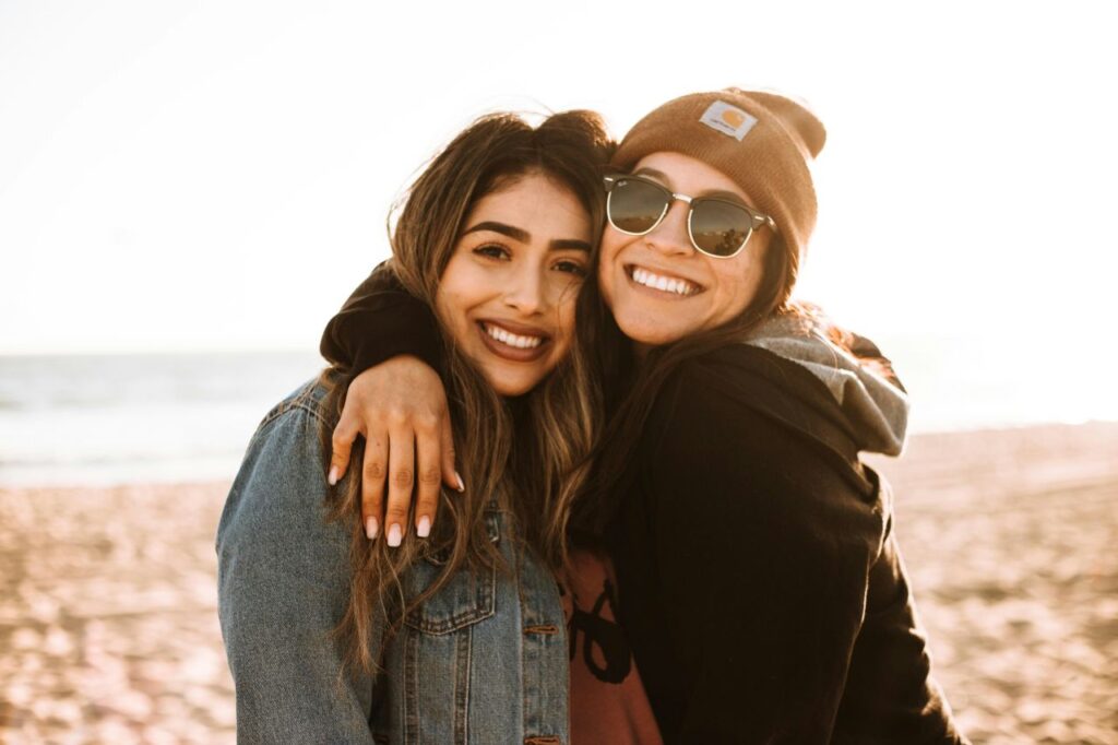 due ragazze che sorridono