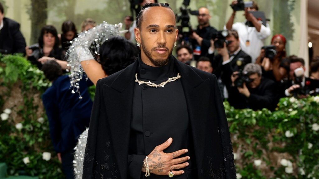 Lewis Hamilton, uno dei presentatori dell'edizione di quest'anno, al Met Gala 2024