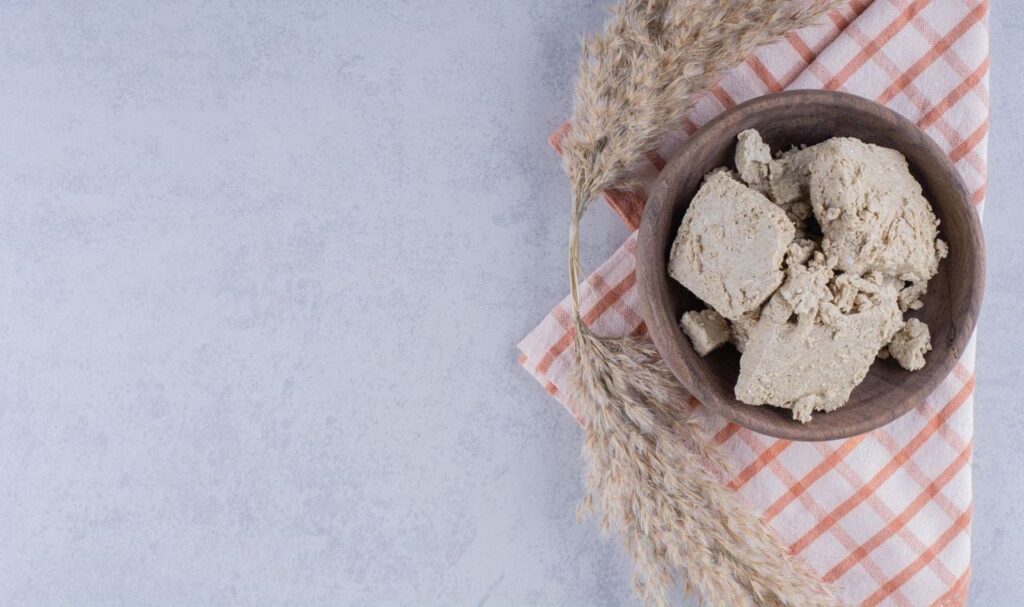 Lievito di birra scaduto? Fate questo per non sprecarlo Lievito di birra in ciotola