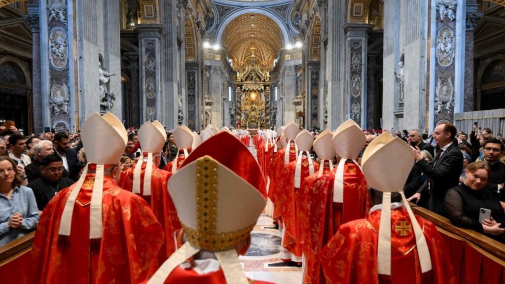 L'ingresso dei cardinali nella Basilica di S. Pietro per la Messa Pro Eligendo Pontifice