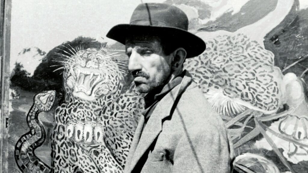 Chi era Antonio Ligabue, il pittore che ha dato forma alla solitudine Antonio Ligabue posa davanti alla sua "Testa di tigre"