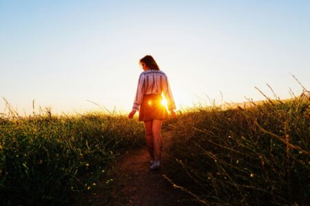 ragazza cammina nel prato