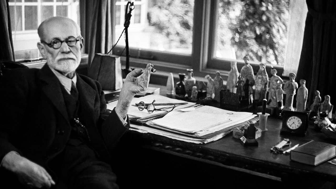 Sigmund Freud nel suo studio, a pochi mesi dalla morte