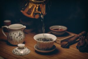 tè versato in tazza