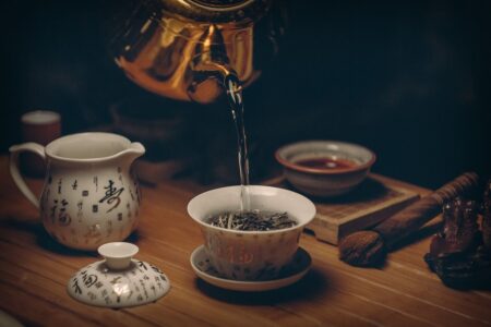 tè versato in tazza