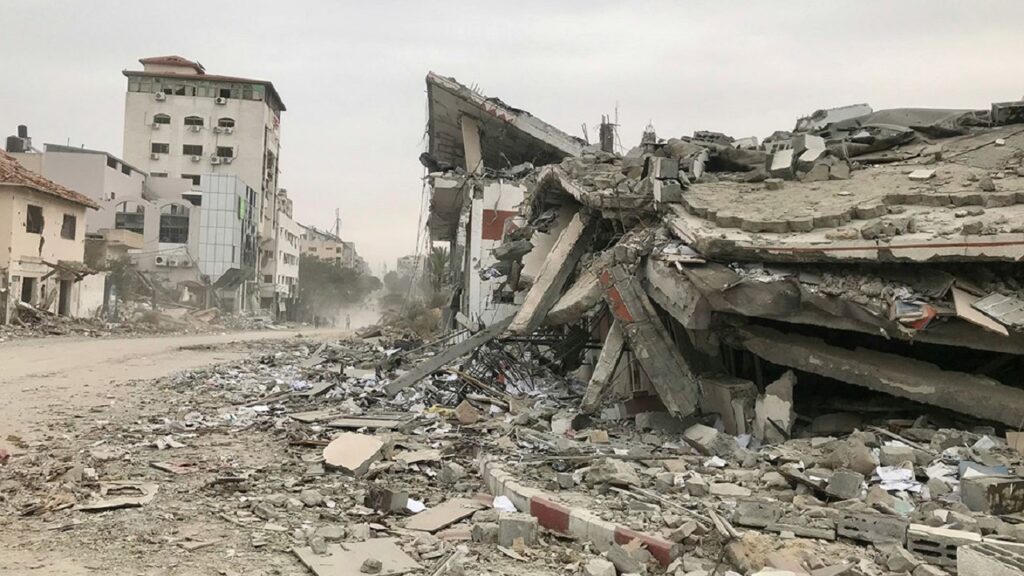 Palazzi ridotti in macerie da un bombardamento israeliano nella Striscia di Gaza