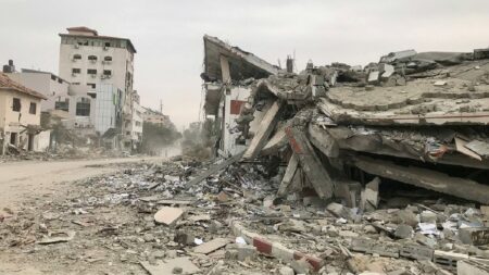Palazzi ridotti in macerie da un bombardamento israeliano nella Striscia di Gaza