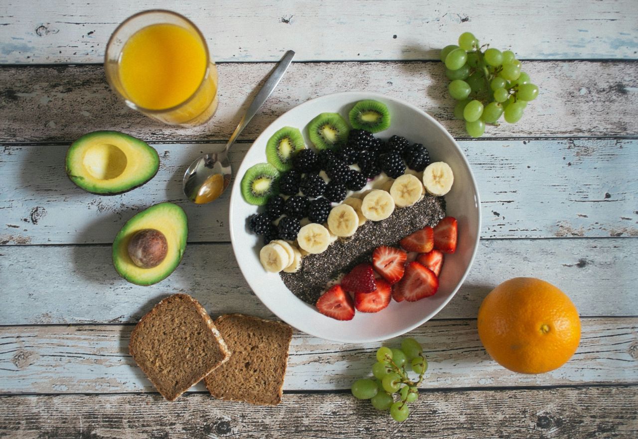 una bowl con frutta e yogurt