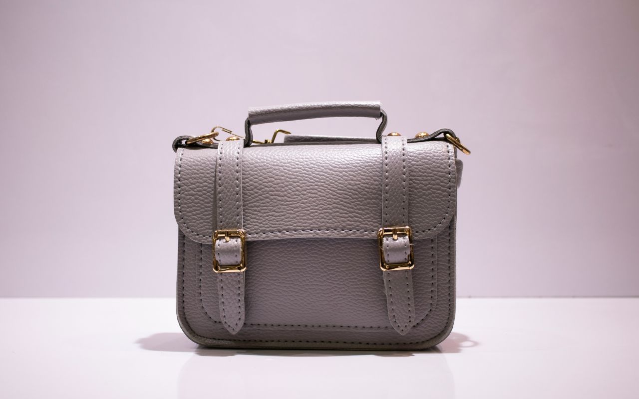una piccola borsa in pelle