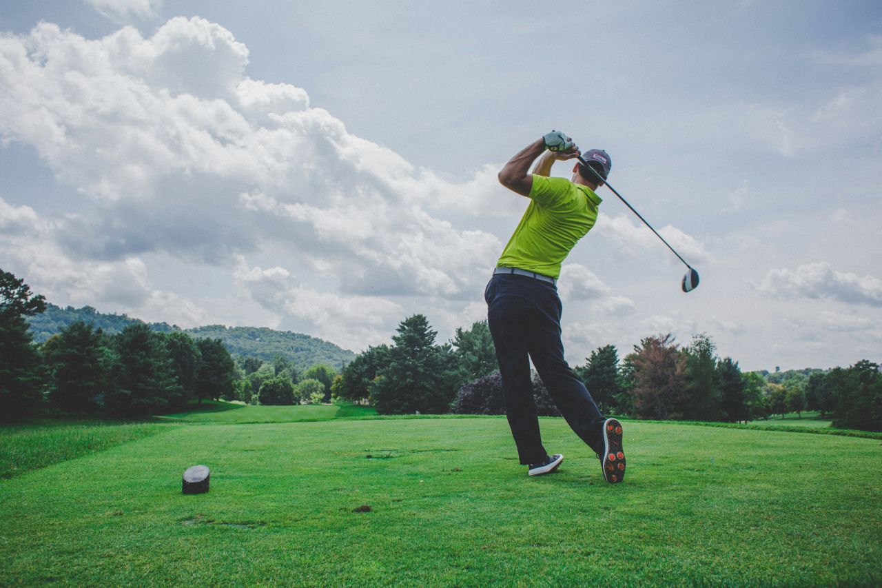 uomo che gioca a golf