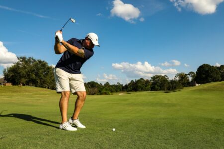 uomo su campo da golf