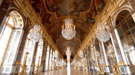 La galleria degli specchi, una delle sale più lussuose della reggia di Versailles