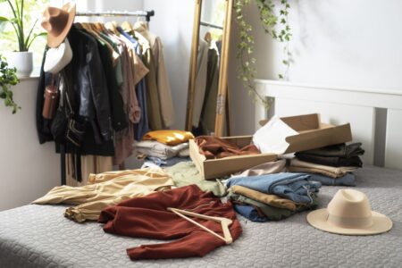 vestiti disordinati sul letto