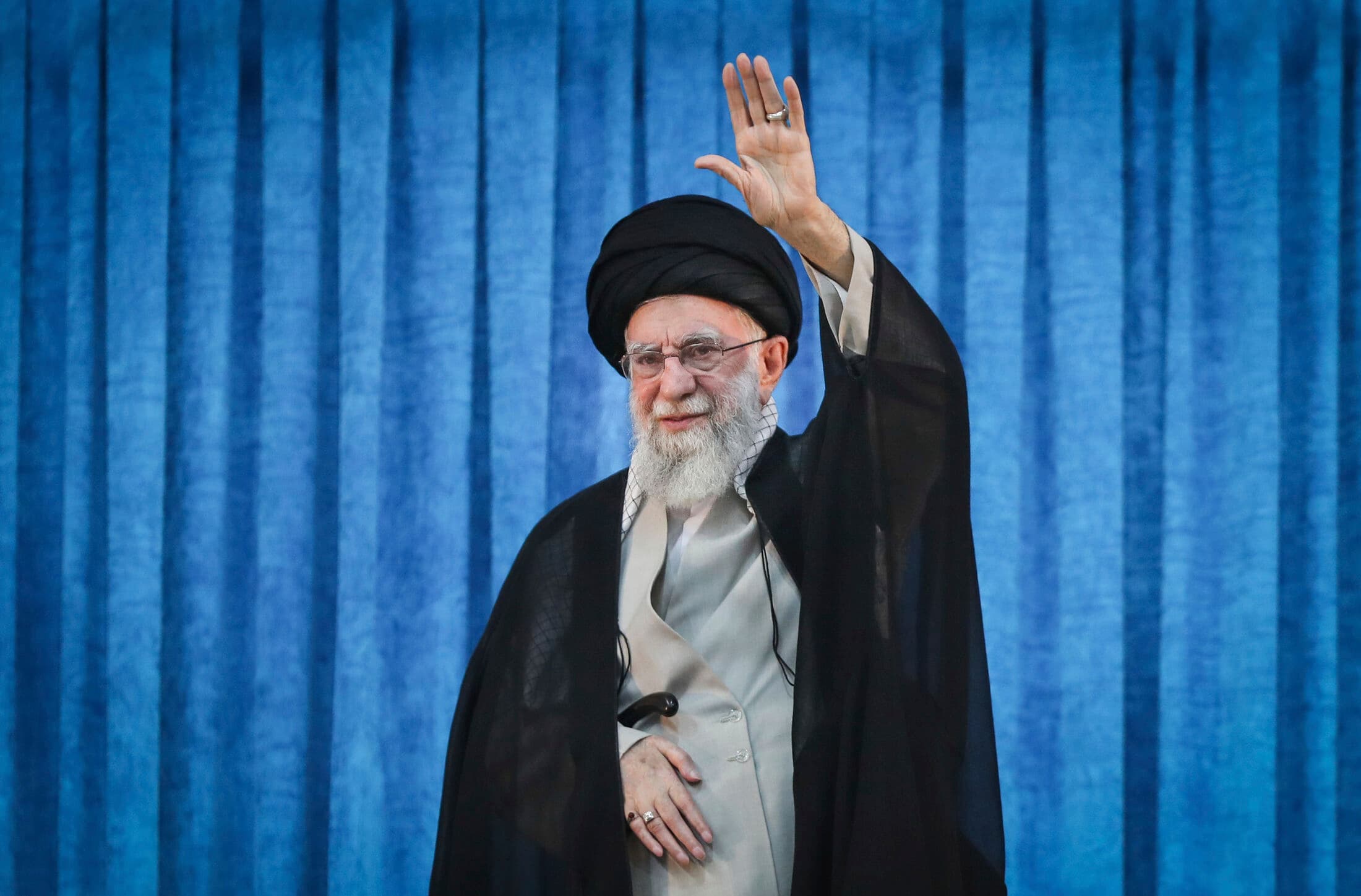 Chi è Alì Khamenei: storia, potere e segreti del leader supremo dell’Iran (che potrebbe fuggire in Russia) Chi è Alì Khamenei: storia, potere e segreti del leader supremo dell’Iran (che potrebbe fuggire in Russia)