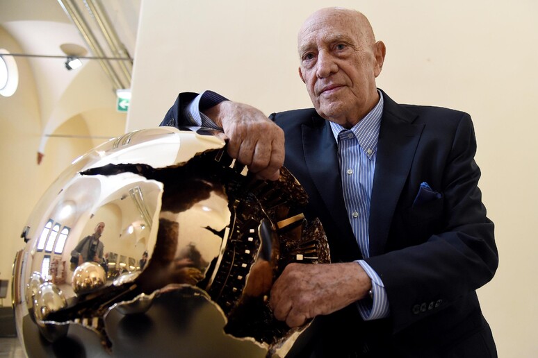 Arnaldo Pomodoro vicino a una sfera