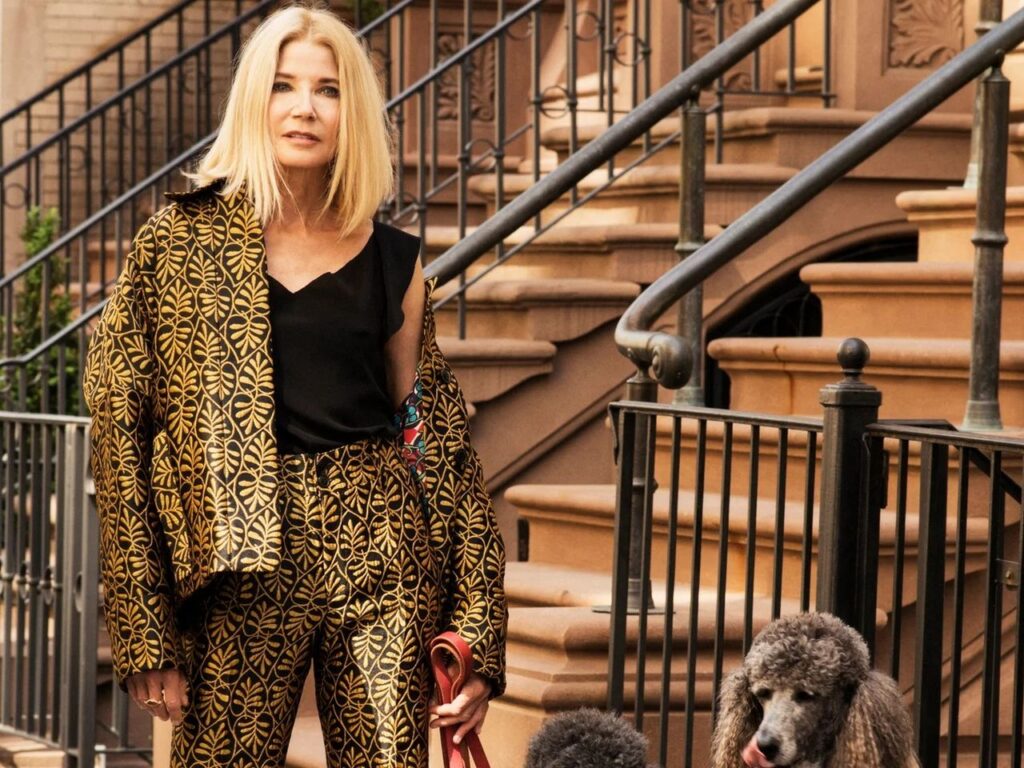 Candace Bushnell davanti alla casa di Carrie Bradshaw a NY