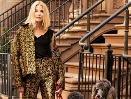 Candace Bushnell davanti alla casa di Carrie Bradshaw a NY