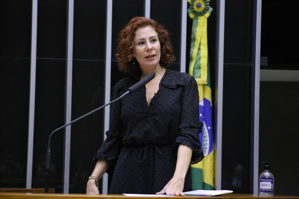 Carla Zambelli che parla