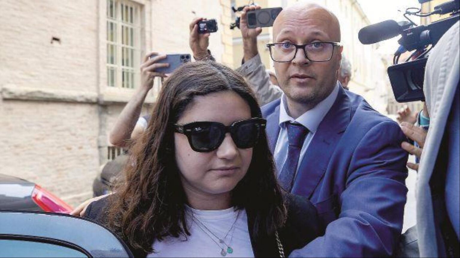 Neonati sepolti, Chiara Petrolini è immatura e fragile ma capace di intendere e volere Chiara Petrolini arriva in procura