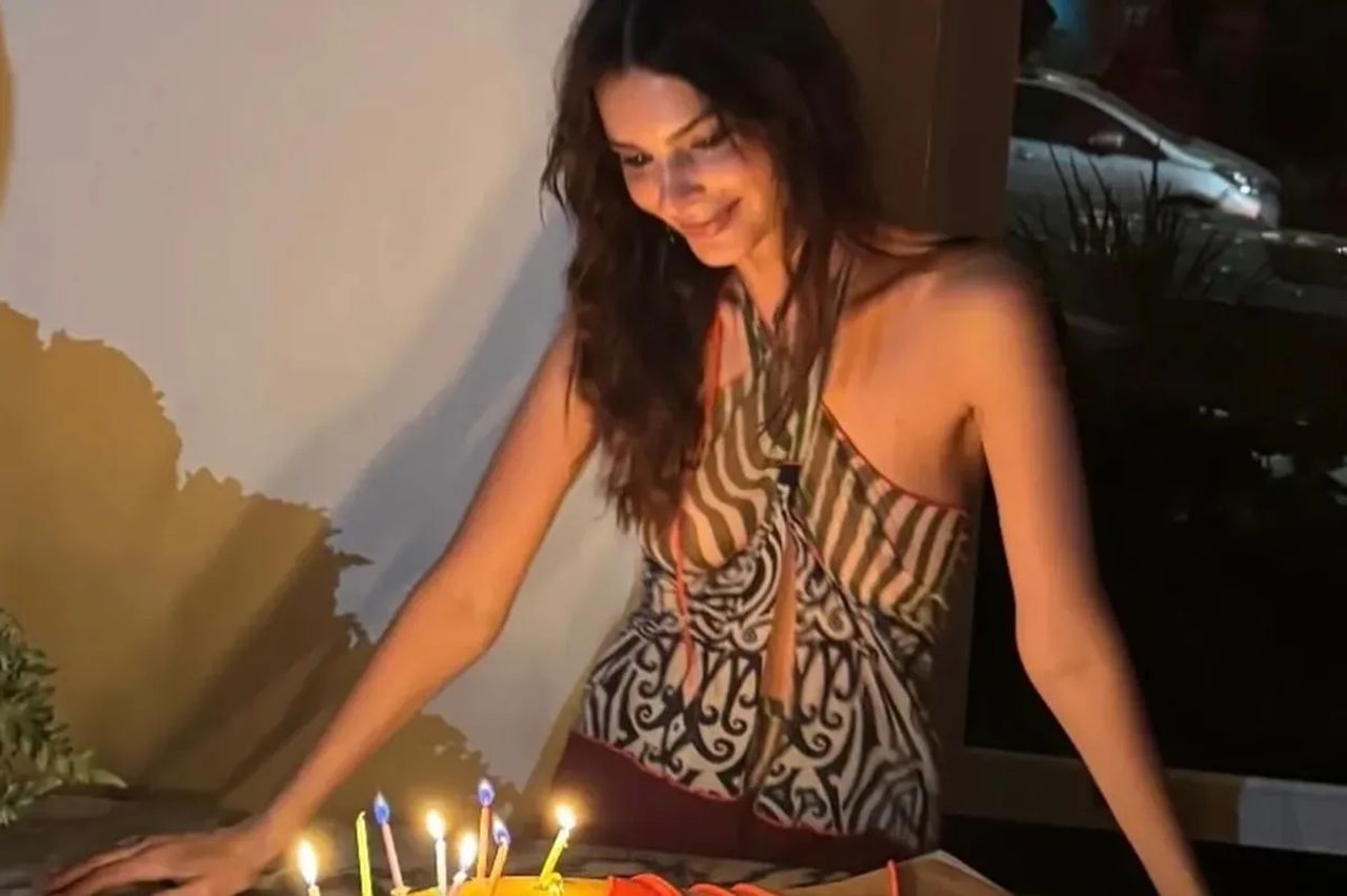 Perché tutti parlano della torta di compleanno di Emily?Ratajkowski? Guardate voi stessi