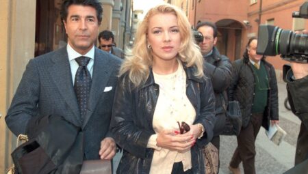 Eva Mikula all'uscita del tribunale