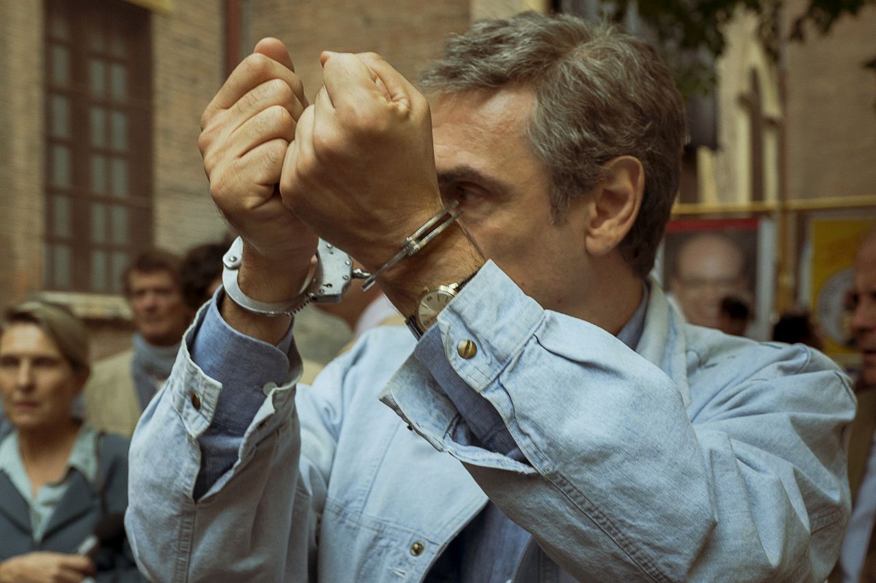 Enzo Tortora rivive nella serie di Marco Bellocchio: nella prima foto di Portobello Fabrizio Gifuni è in manette