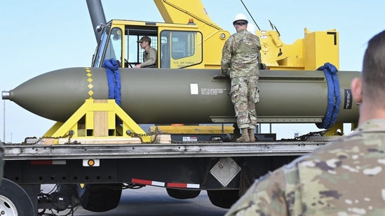 Militari vicini alla GBU-57