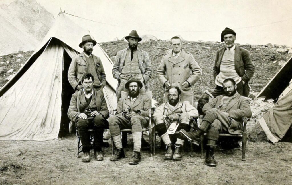 George Mallory seduto in basso a sinistra